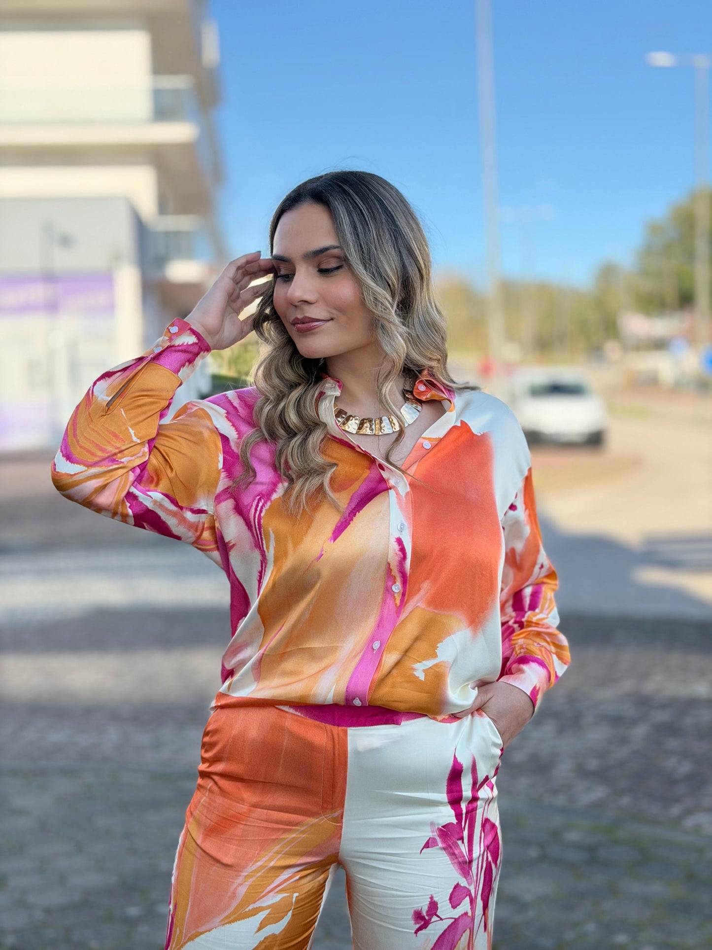 Blusa fluída estampada de ombro caído