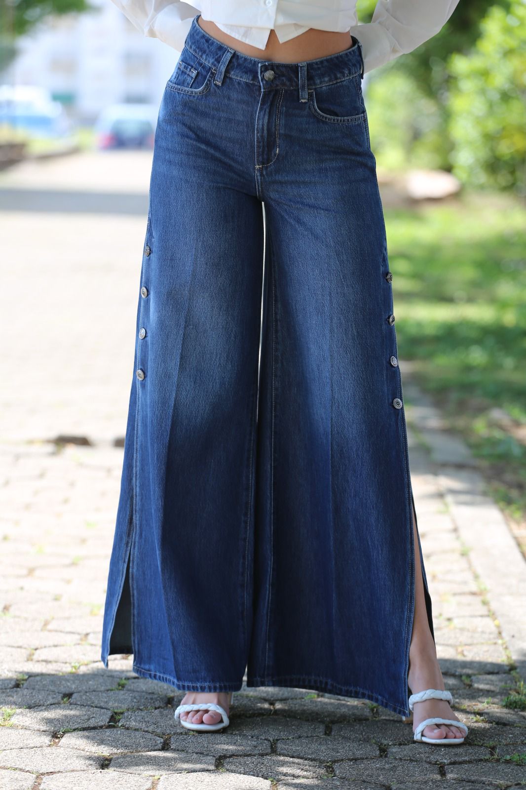 Calças jeans boca de sino com fendas