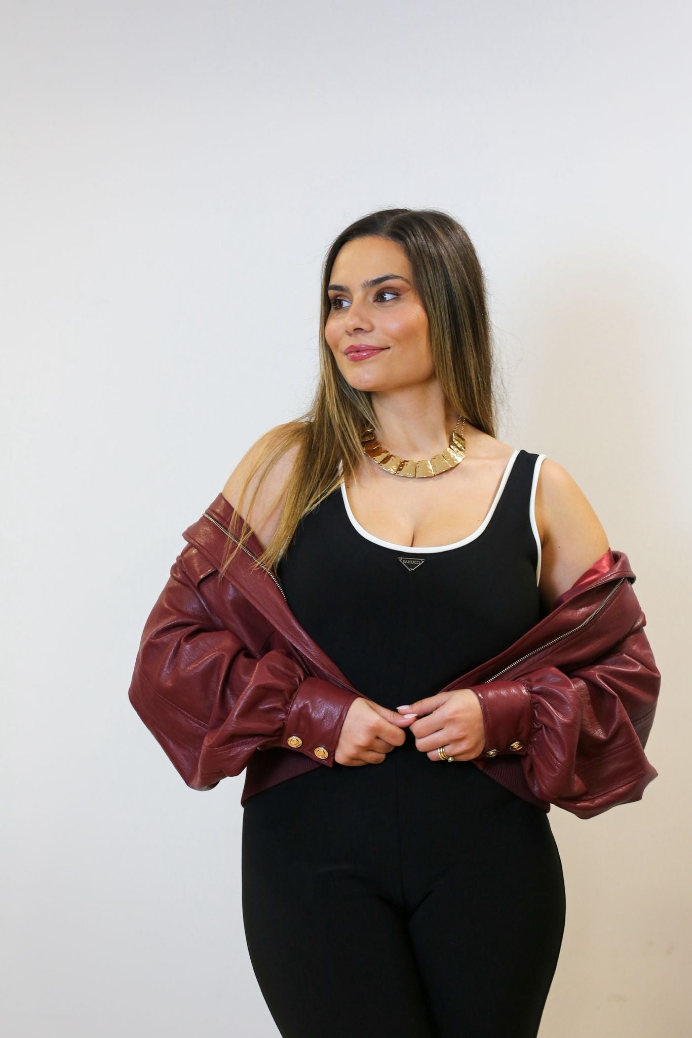 Bomber Efeito Pele Burgundy – O casaco que transforma qualquer look
