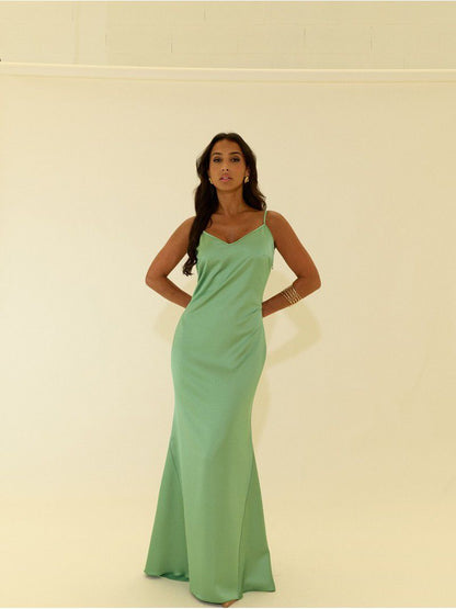 Vestido comprido de alça fina e decote em V