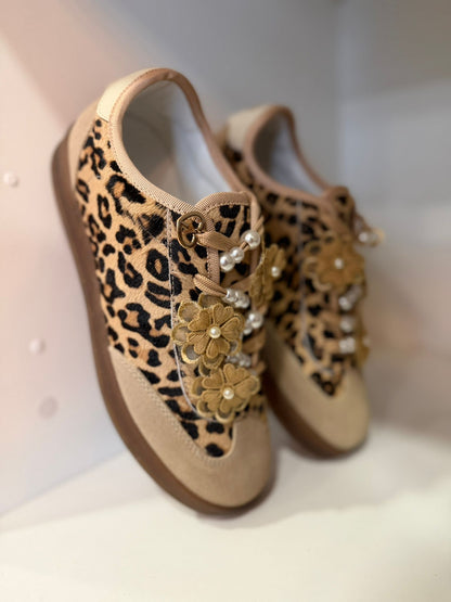 Sapatilhas Animal Print com Aplicações Florais