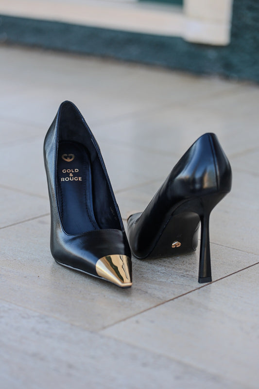 Sapatos Stiletto Gold & Rouge em Pele Preta com Biqueira Dourada