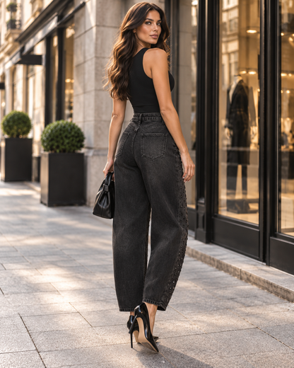 Calça jeans balão feita em denim preto com lavagem escura