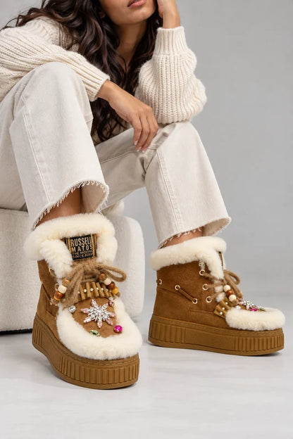 Botas Camel com Pelo e Aplicações Joia — RUSSEL Matos