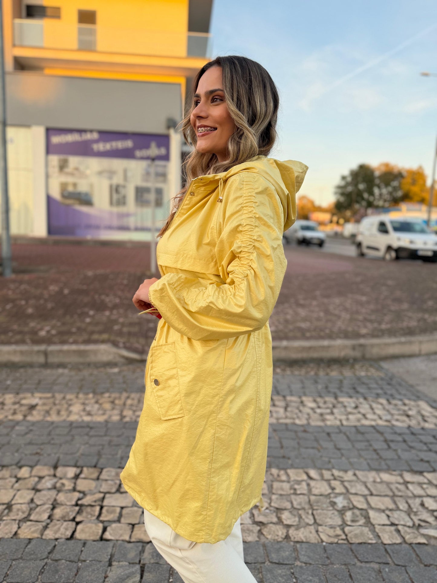 Parka Leve com Cintura Ajustável – Amarela
