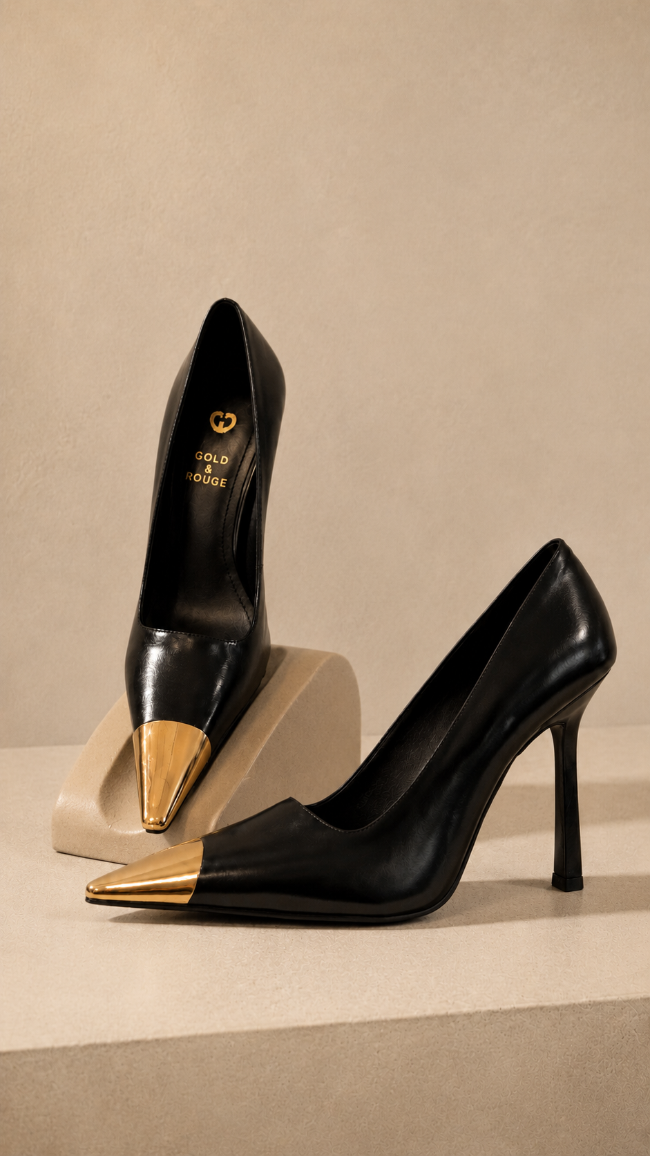 Sapatos Stiletto Gold & Rouge em Pele Preta com Biqueira Dourada