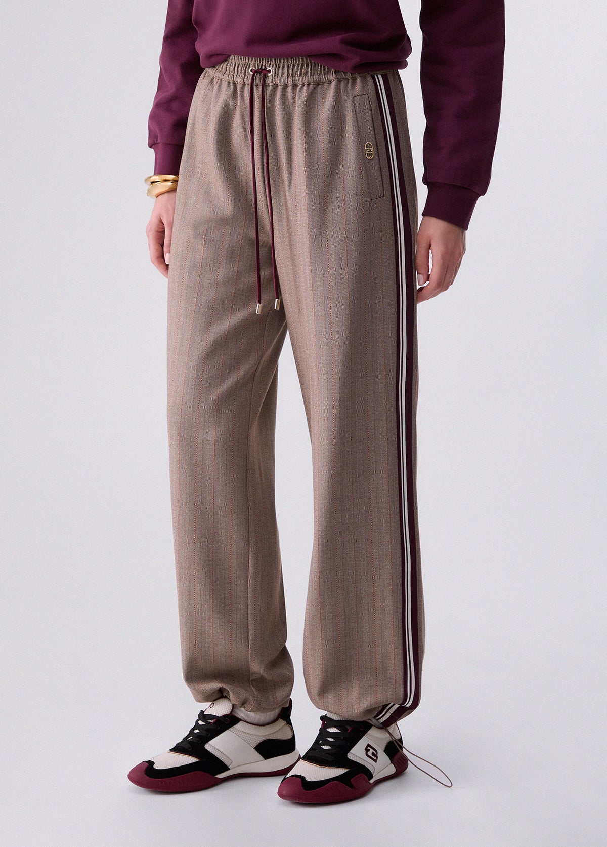 Calça taupe de perna larga com riscas laterais
