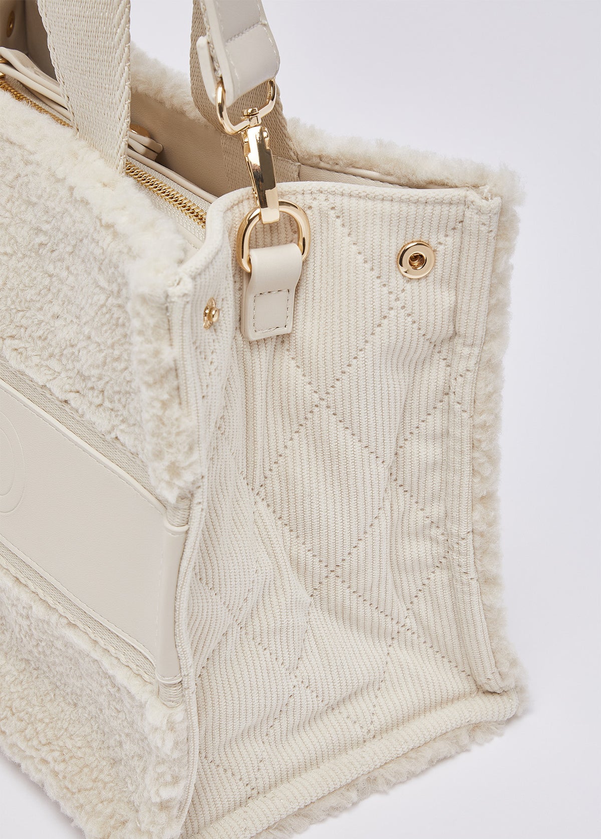Mala LIU JO em tom creme com textura teddy