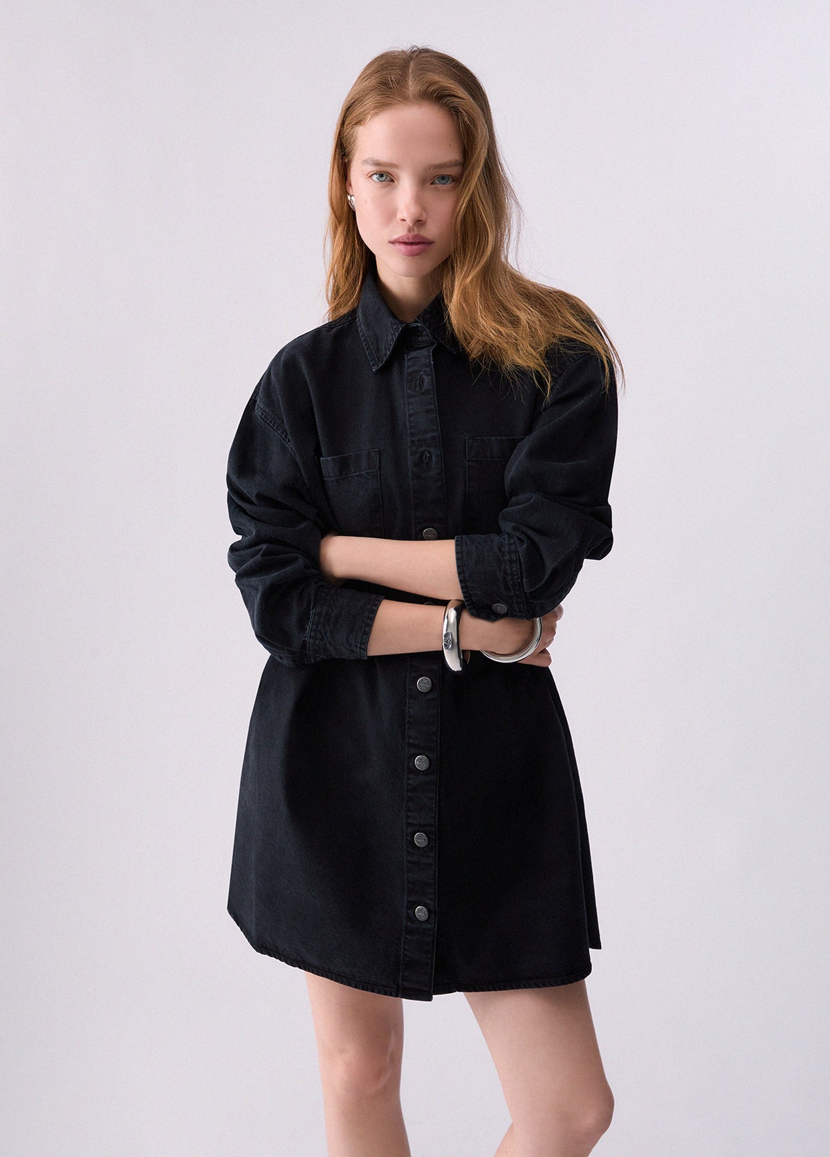 Vestido camiseiro de ganga preta com aplicações nas costas