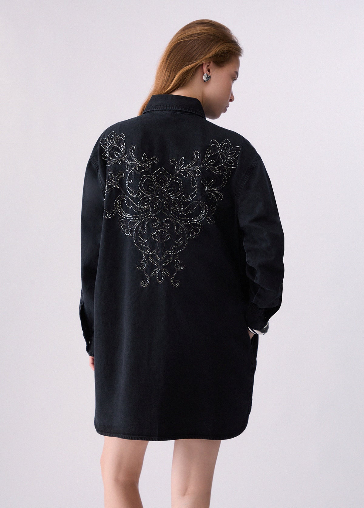 Vestido camiseiro de ganga preta com aplicações nas costas