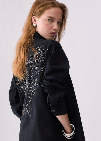 Vestido camiseiro de ganga preta com aplicações nas costas