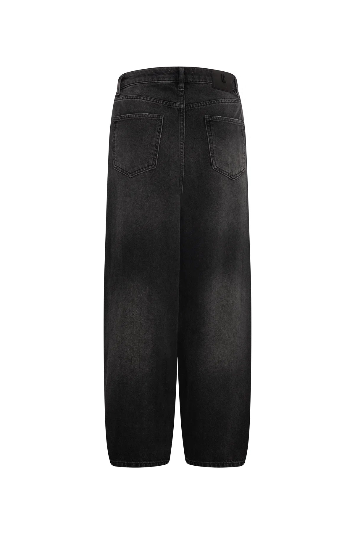 Calça jeans cenoura balão feita em denim preto com lavagem escura
