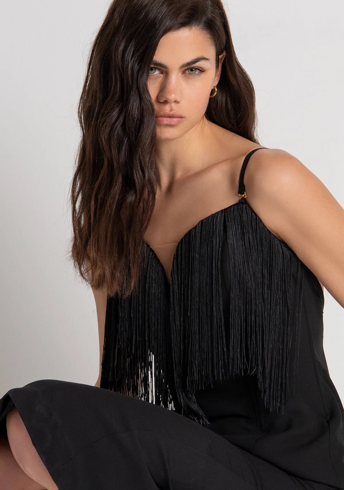Vestido sem mangas de corte justo e comprimento midi