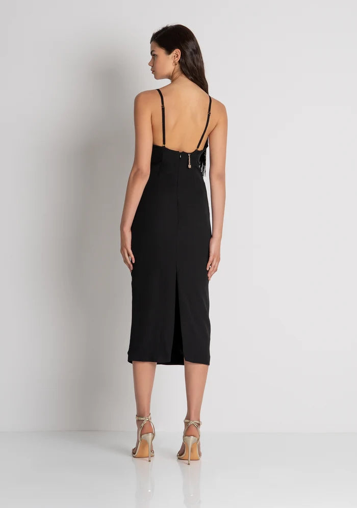 Vestido sem mangas de corte justo e comprimento midi