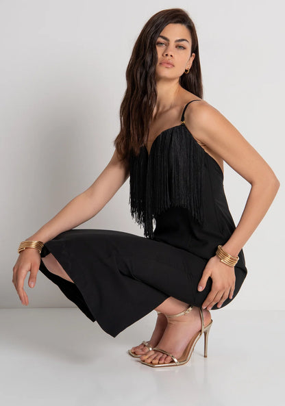 Vestido sem mangas de corte justo e comprimento midi