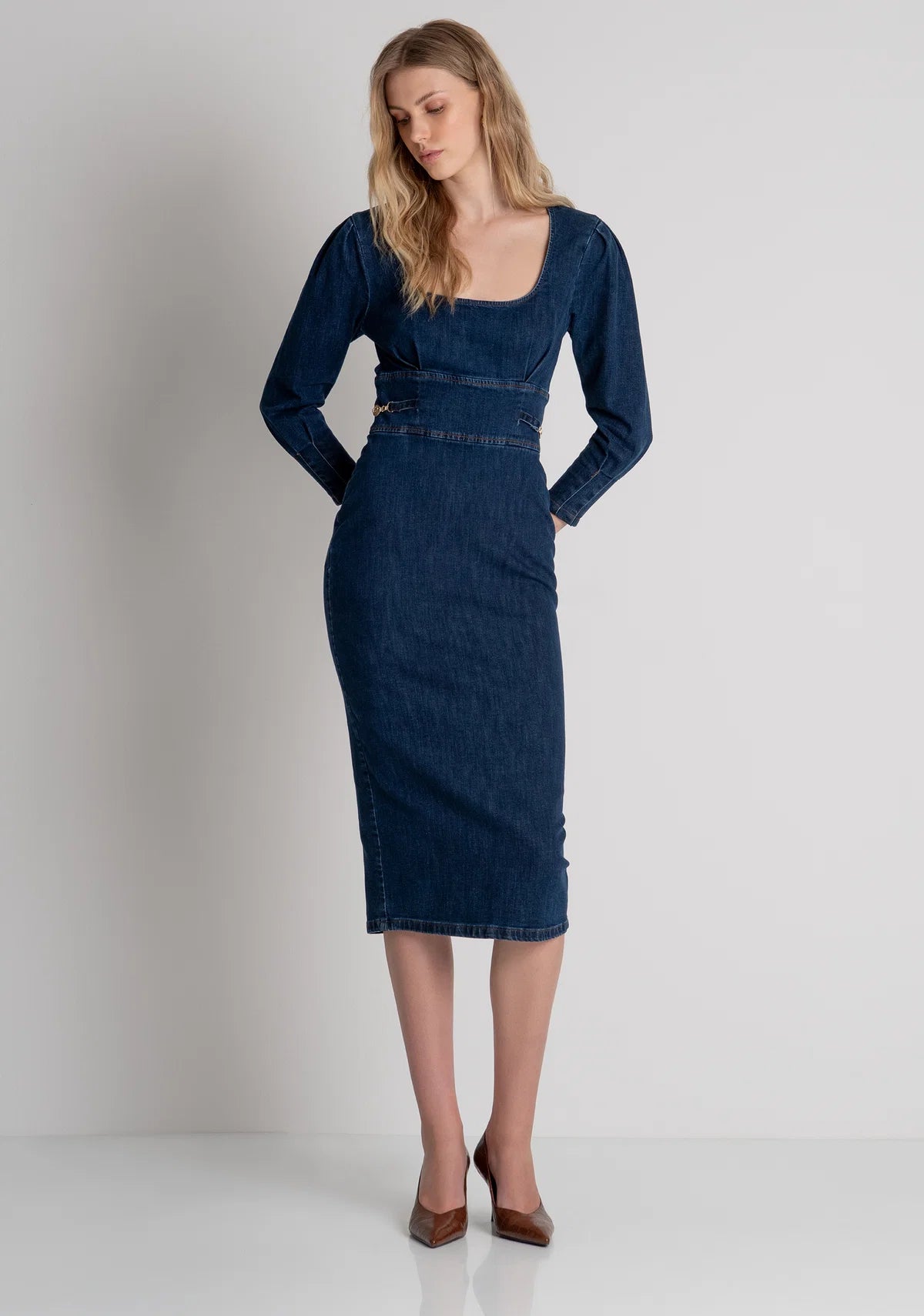 Vestido slim fit de comprimento midi confeccionado em jeans com lavagem média