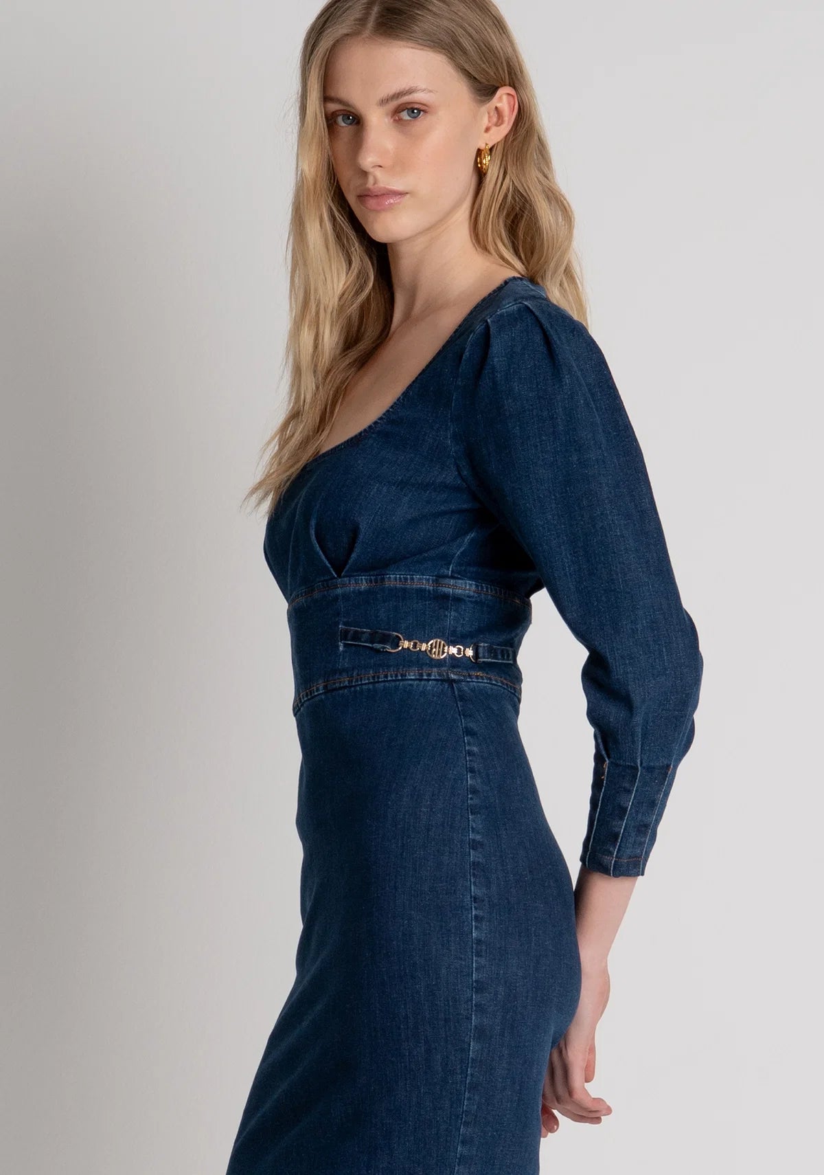Vestido slim fit de comprimento midi confeccionado em jeans com lavagem média