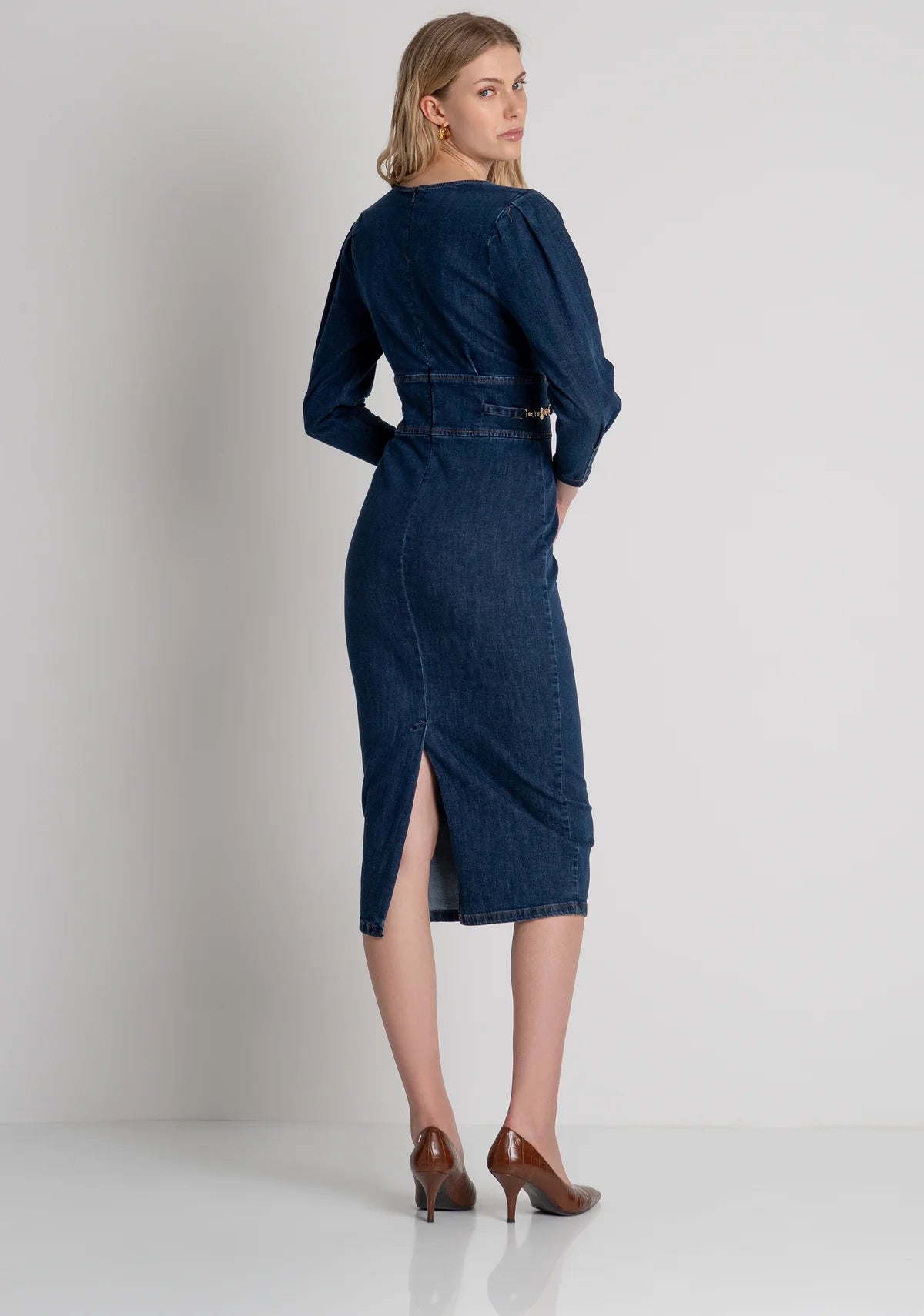 Vestido slim fit de comprimento midi confeccionado em jeans com lavagem média