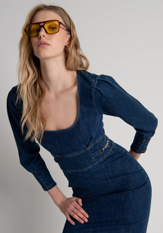 Vestido slim fit de comprimento midi confeccionado em jeans com lavagem média