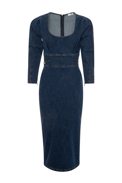 Vestido slim fit de comprimento midi confeccionado em jeans com lavagem média