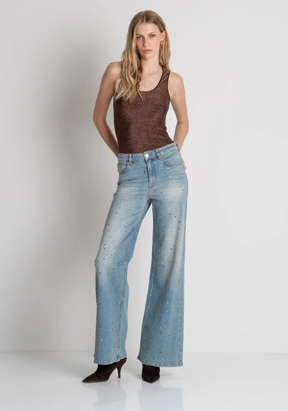 Calça jeans flare em denim com lavagem clara