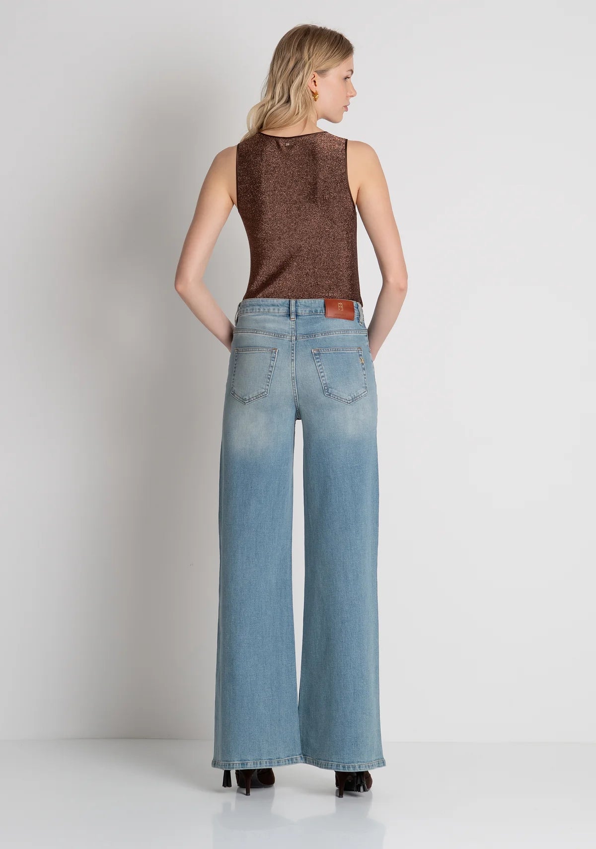 Calça jeans flare em denim com lavagem clara