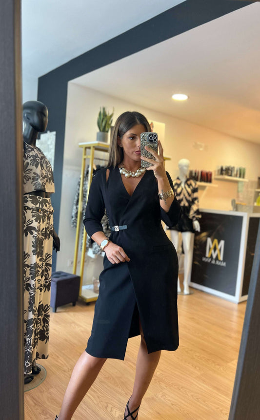Vestido com detalhe de aberturas e alamar