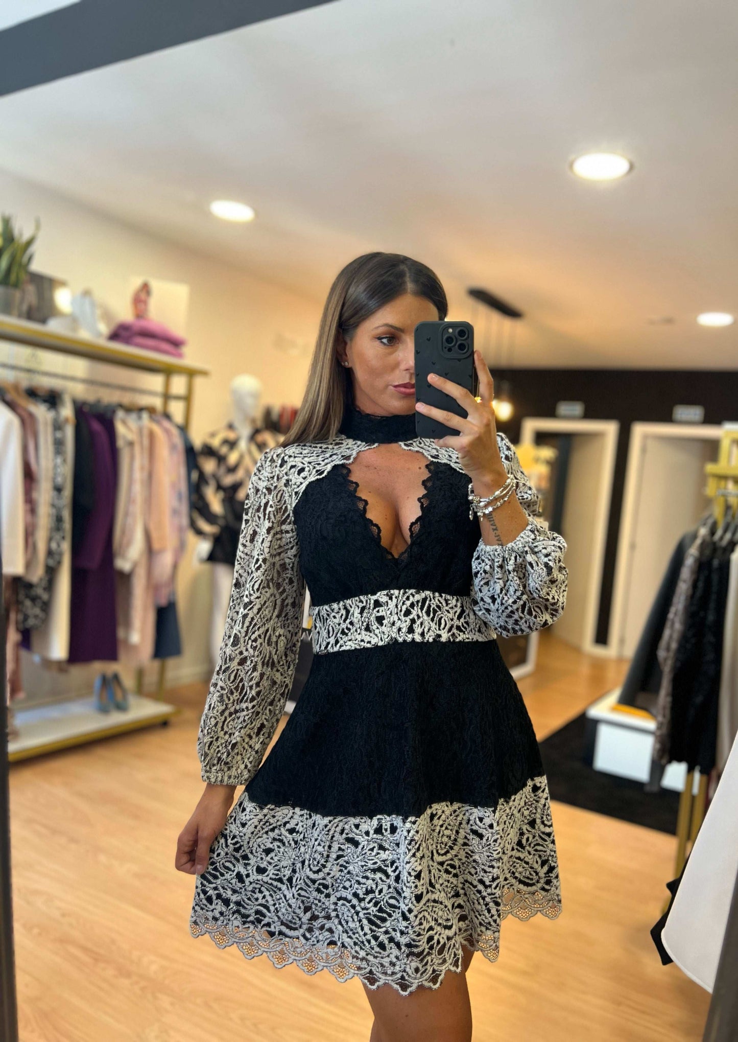 Vestido em renda com gola alta