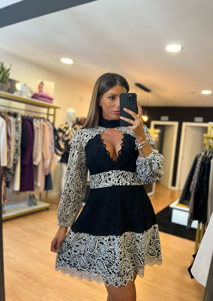 Vestido em renda com gola alta