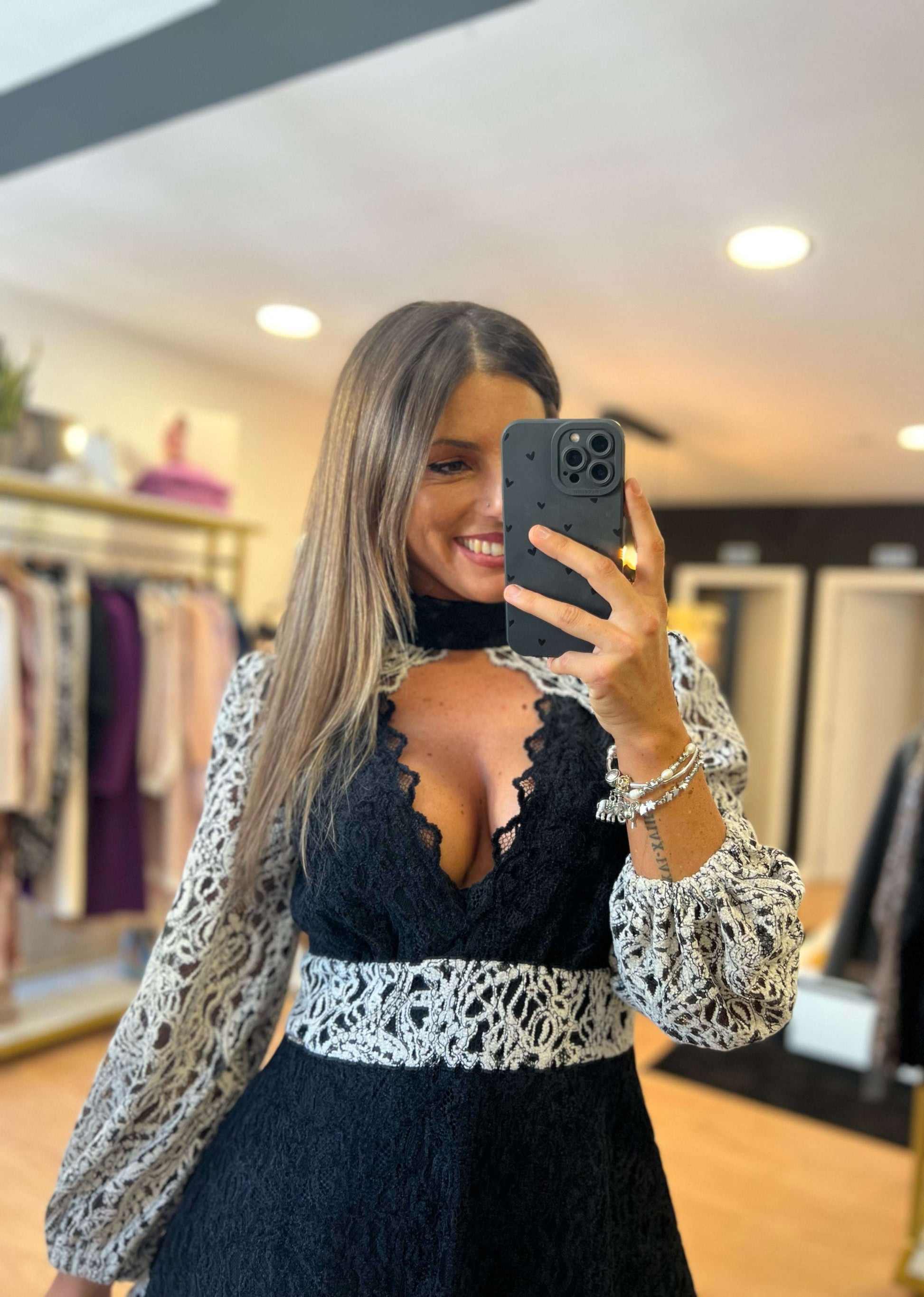 Vestido em renda com gola alta
