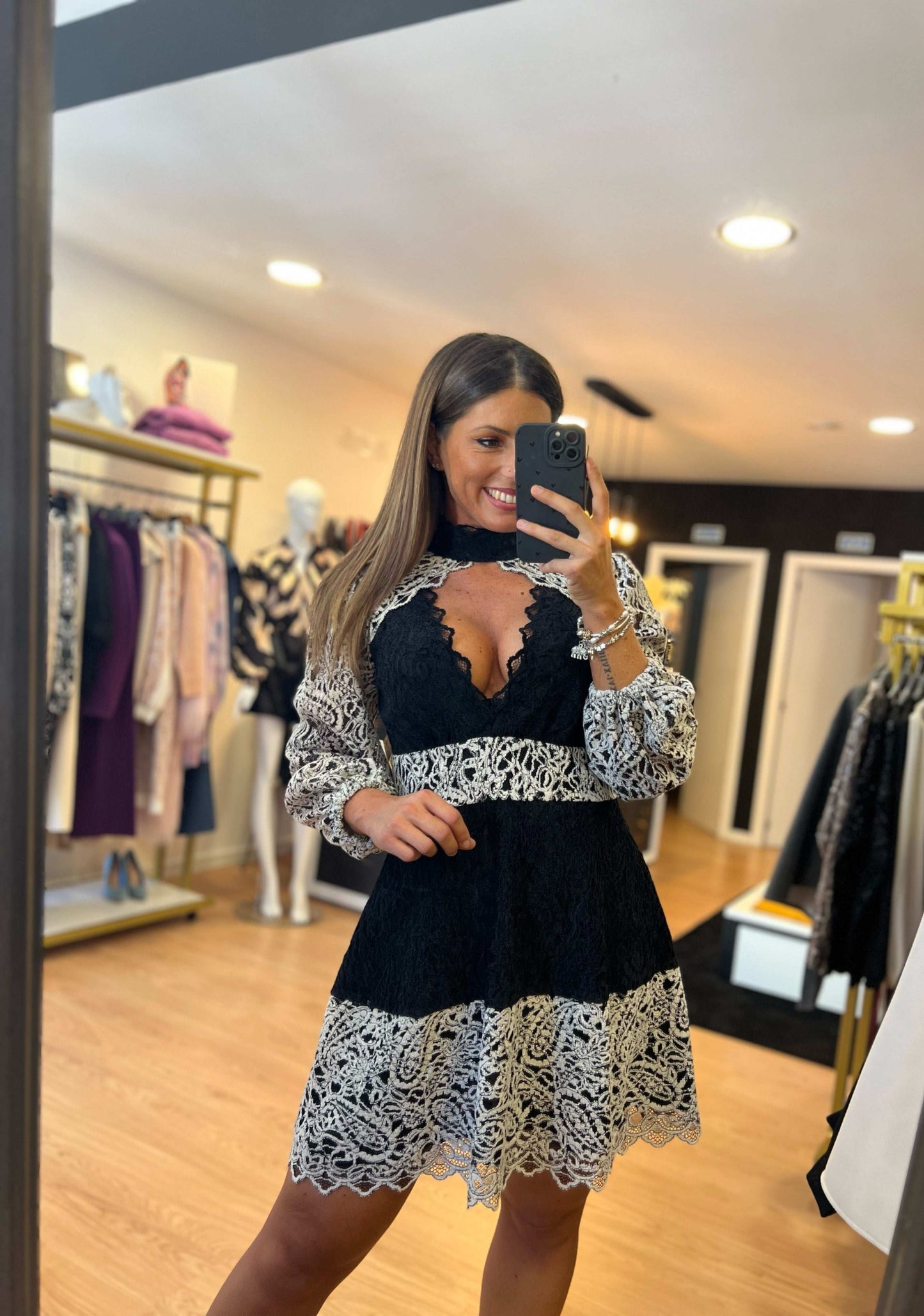 Vestido em renda com gola alta