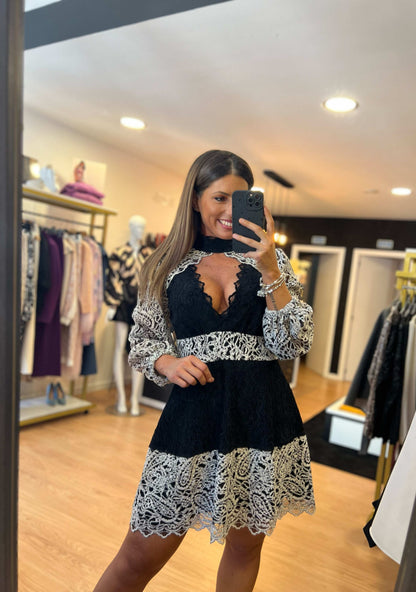 Vestido em renda com gola alta