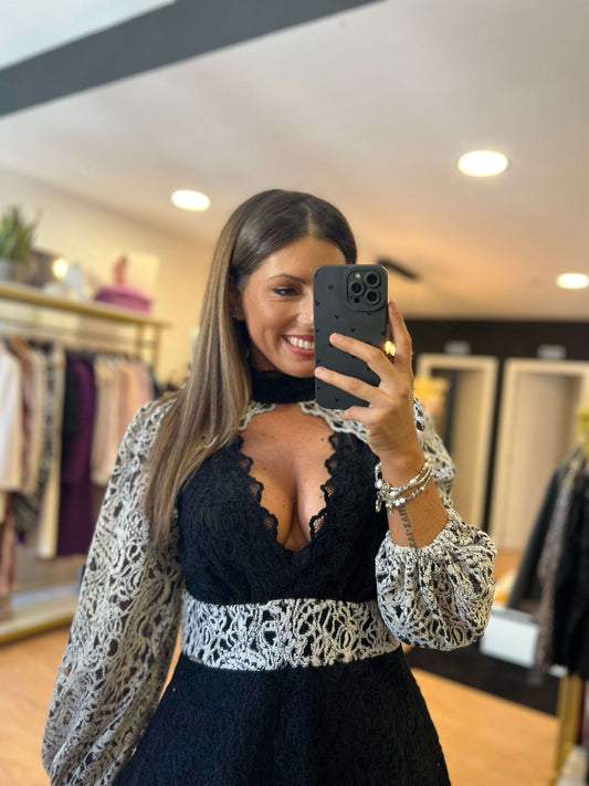 Vestido em renda com gola alta