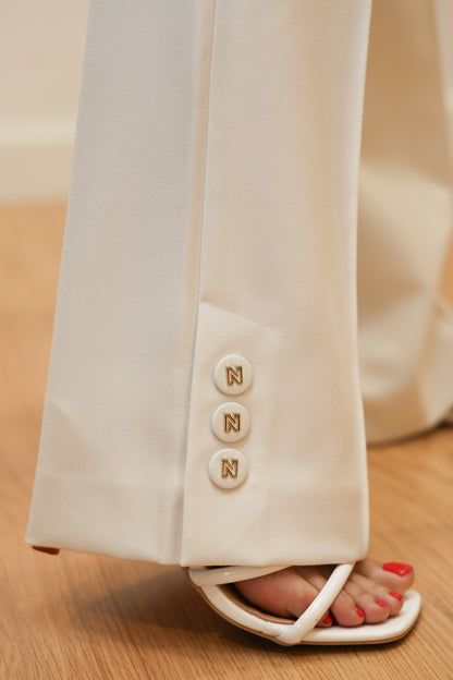 Calça flare ajustada com costura frontal