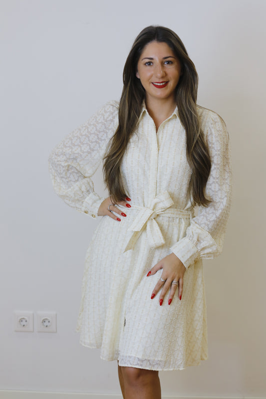 Vestido solto com mangas balão e detalhe de laço