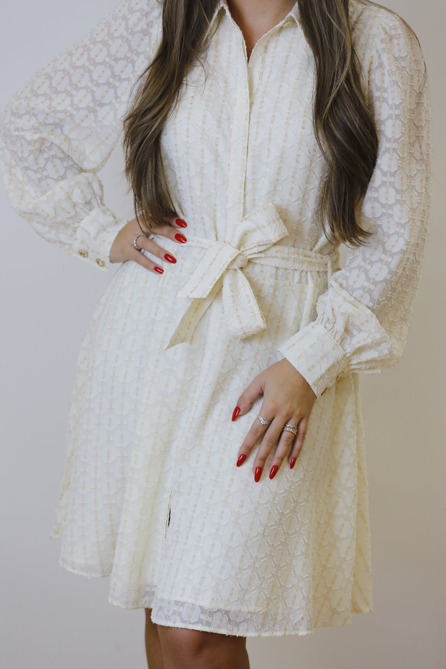 Vestido solto com mangas balão e detalhe de laço