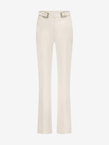 Calça clássica com detalhe de fivela