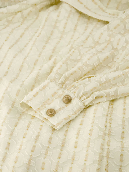 Vestido solto com mangas balão e detalhe de laço