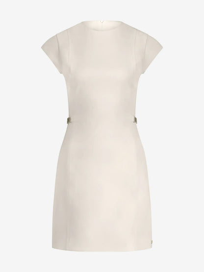 Vestido justo com detalhes em corrente na cintura