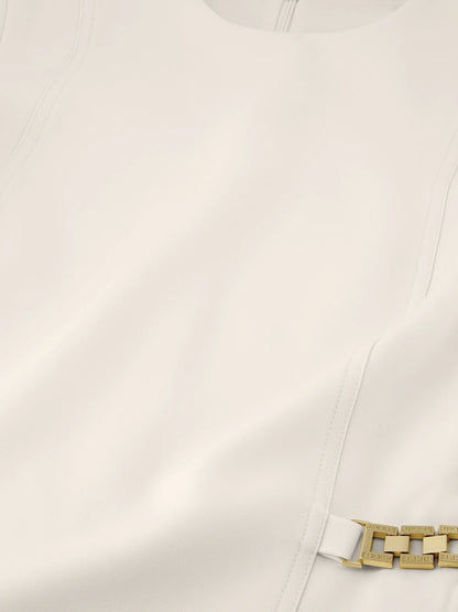 Vestido justo com detalhes em corrente na cintura