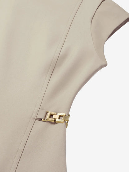 Vestido justo com detalhes em corrente na cintura