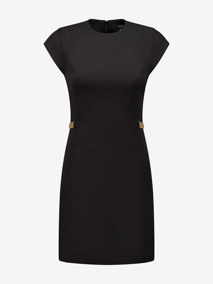Vestido justo com detalhes em corrente na cintura