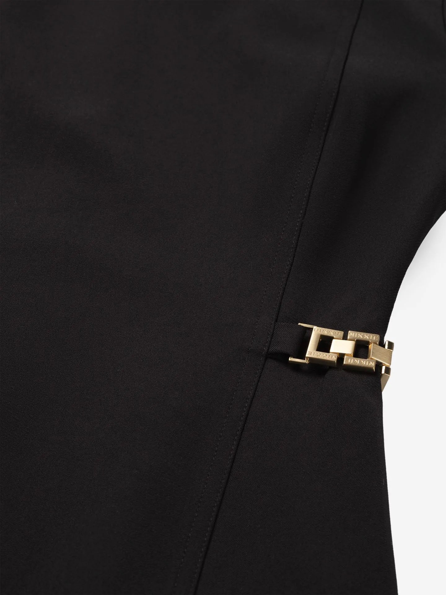 Vestido justo com detalhes em corrente na cintura