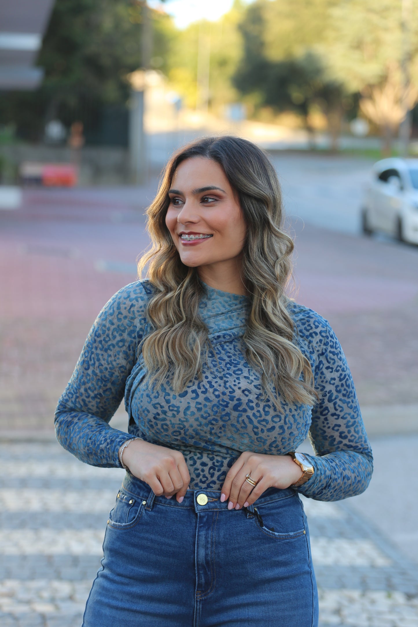 Top em veludo com padrão animal e efeito drapeado