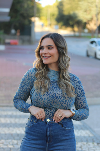 Top em veludo com padrão animal e efeito drapeado