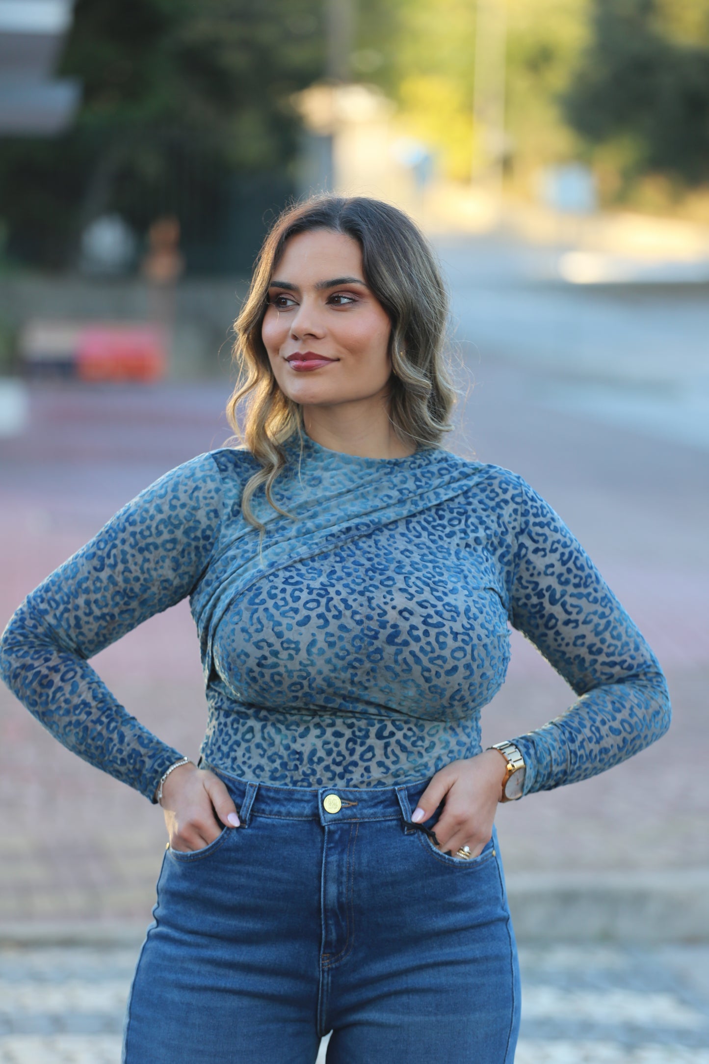 Top em veludo com padrão animal e efeito drapeado