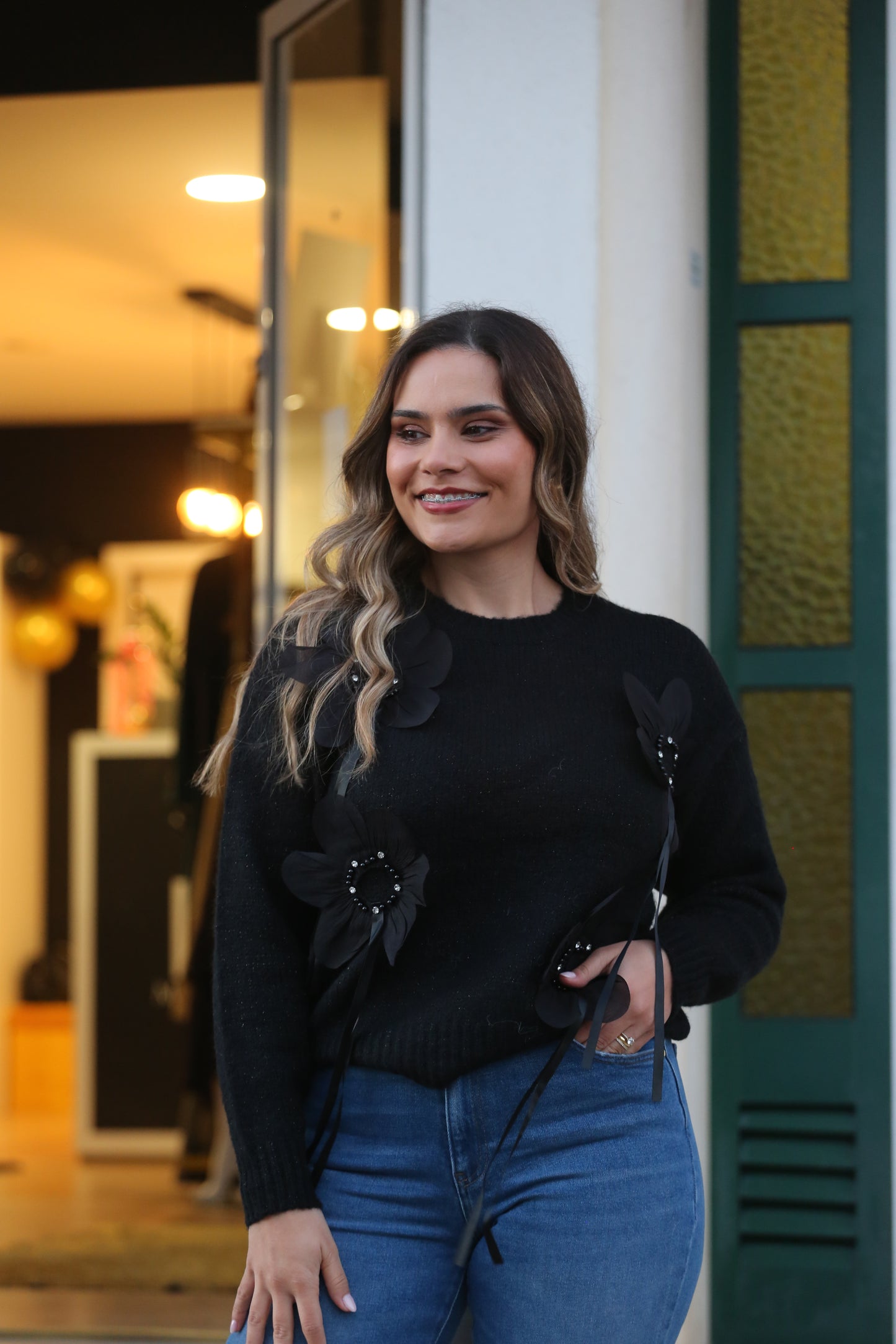 Camisola Preta com Aplicações Florais