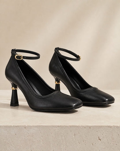 Sapatos Pretos em Pele com Detalhes Dourados