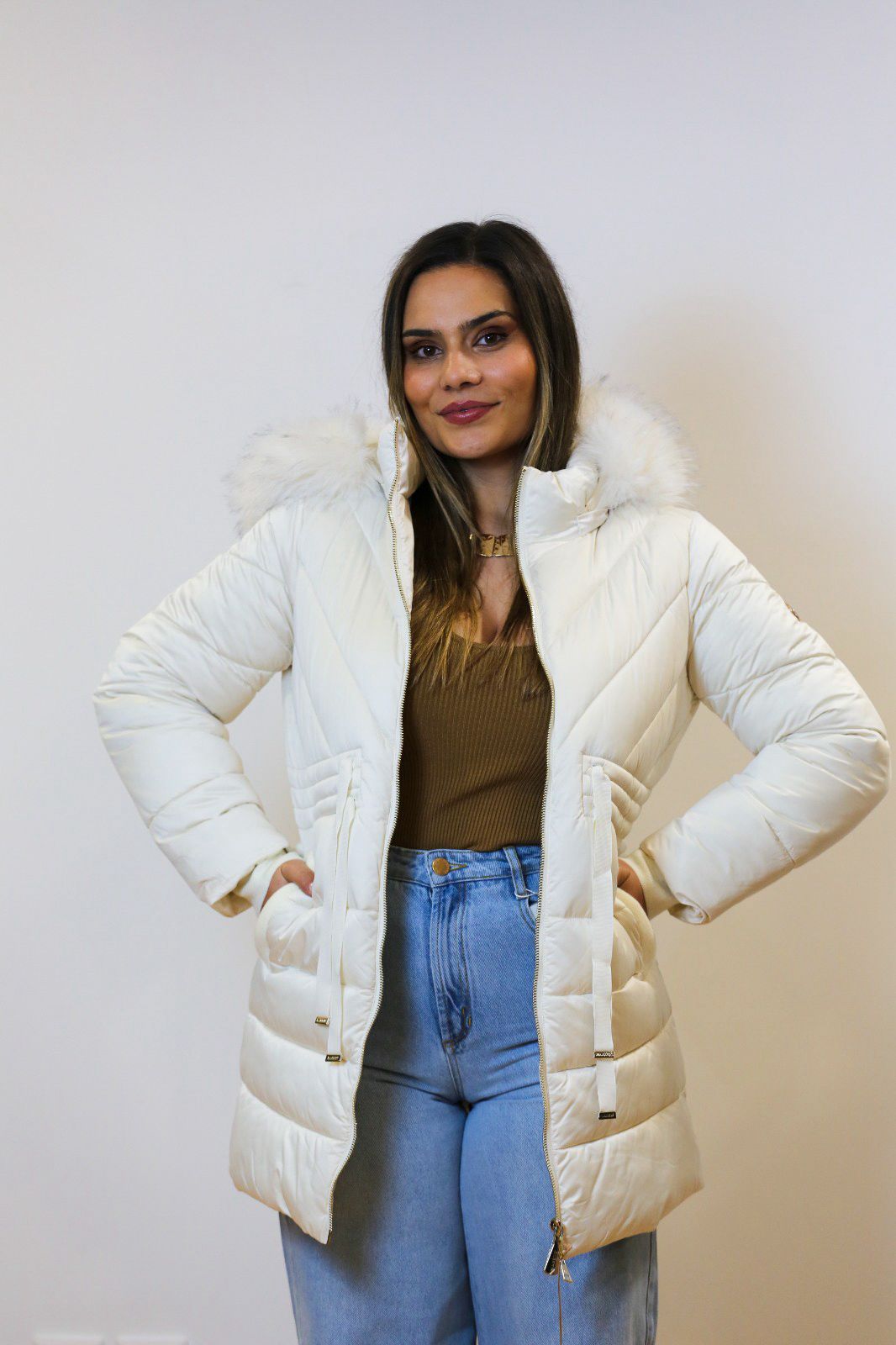 Kispo Acolchoado com Capuz e Pelo – Branco