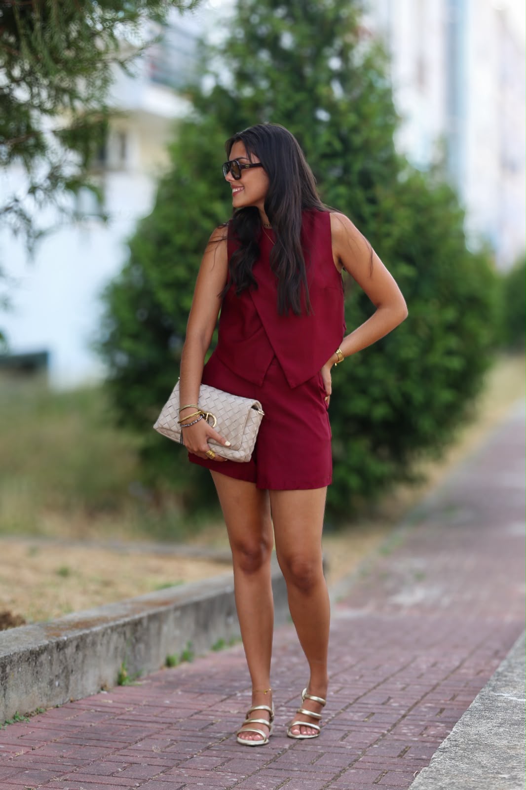 Conjunto Bordeaux com Top Assimétrico e Calções de Cintura Subida
